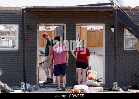 30 avril 2011 - Tuscaloosa, Al, États-Unis - Les résidents d'Arlington Square Apartments évaluer les dommages subis lors d'une tornade dévastatrice est passé par Tuscaloosa, Al le 27 avril 2011. (Crédit Image : © Jason Clark/ZUMAPRESS.com) Southcreek/mondial Banque D'Images