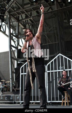 24 mai 2011 - Columbus, Ohio, États-Unis - entraver chanteur Austin Winkler au rocher sur la plage au stade de l'équipage, Columbus, Ohio. (Crédit Image : © Scott Stuart/ZUMAPRESS.com) Southcreek/mondial Banque D'Images