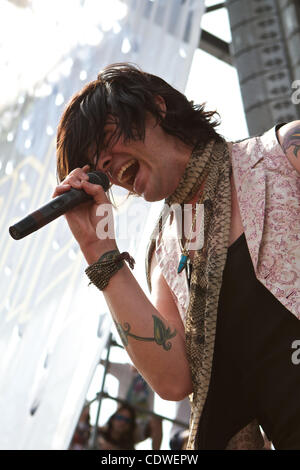 24 mai 2011 - Columbus, Ohio, États-Unis - entraver chanteur Austin Winkler au rocher sur la plage au stade de l'équipage, Columbus, Ohio. (Crédit Image : © Scott Stuart/ZUMAPRESS.com) Southcreek/mondial Banque D'Images