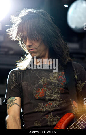 24 mai 2011 - Columbus, Ohio, États-Unis - Linkup le bassiste Johnny Avril à rocher sur la plage au stade de l'équipage, Columbus, Ohio. (Crédit Image : © Scott Stuart/ZUMAPRESS.com) Southcreek/mondial Banque D'Images