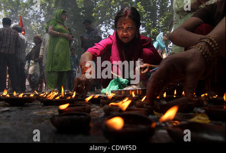 Pandit Kashmiri (Hindu) dévot offre prières au temple à TullaMulla Bhawani Kheer, quelque 28 km au nord-est de Srinagar, la capitale d'été du Cachemire indien, le 9 juin 2011. Larmes coulaient comme des milliers d'hindous qui ont fui une insurrection musulmane au Cachemire indien a prié à un sanctuaire vénéré avait beaucoup de n Banque D'Images