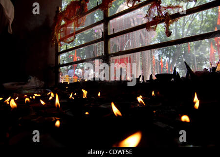 Pandit Kashmiri (Hindu) dévot offre prières au temple à TullaMulla Bhawani Kheer, quelque 28 km au nord-est de Srinagar, la capitale d'été du Cachemire indien le 19 juin 2011. Larmes coulaient comme des milliers d'hindous qui ont fui une insurrection musulmane au Cachemire indien a prié à un sanctuaire vénéré beaucoup n'ont pas Banque D'Images