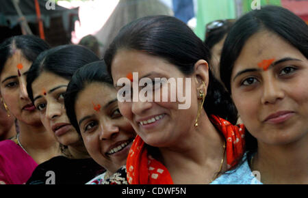 Pandit Kashmiri (Hindu) dévot offre prières au temple à TullaMulla Bhawani Kheer, quelque 28 km au nord-est de Srinagar, la capitale d'été du Cachemire indien le 19 juin 2011. Larmes coulaient comme des milliers d'hindous qui ont fui une insurrection musulmane au Cachemire indien a prié à un sanctuaire vénéré beaucoup n'ont pas Banque D'Images