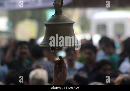 Pandit Kashmiri (Hindu) dévot offre prières au temple à TullaMulla Bhawani Kheer, quelque 28 km au nord-est de Srinagar, la capitale d'été du Cachemire indien le 19 juin 2011. Larmes coulaient comme des milliers d'hindous qui ont fui une insurrection musulmane au Cachemire indien a prié à un sanctuaire vénéré beaucoup n'ont pas Banque D'Images