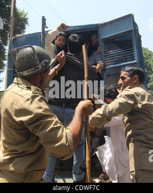 Gouvernement du Cachemire enseignants crier des slogans d'un véhicule de police indiennes après qu'ils ont été arrêtés lors d'une manifestation dans le centre de Srinagar, la capitale d'été du Cachemire indien, 14 juin 2011. La police indienne arrêté des dizaines d'enseignants, à l'aide du gouvernement du Cachemire de la force pour disperser les enseignants qui ont été demandi Banque D'Images