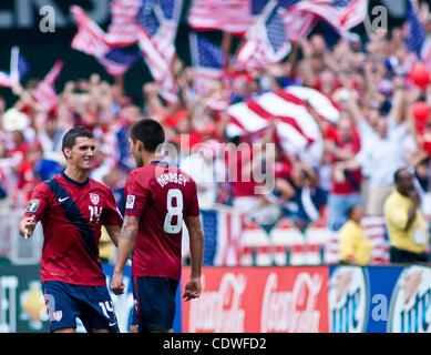 16 juin 2011 - Washington, District of Columbia, United States of America - United States Defender Eric Lichaj # 14 et le milieu de terrain Clint Dempsey # 8 sur le point de célébrer après les scores Dempsey vers la fin du deuxième semestre. L'État devrait passer à la Jamaïque à la défaite 2-0 à la Gold Cup de la Concacaf quarterf Banque D'Images