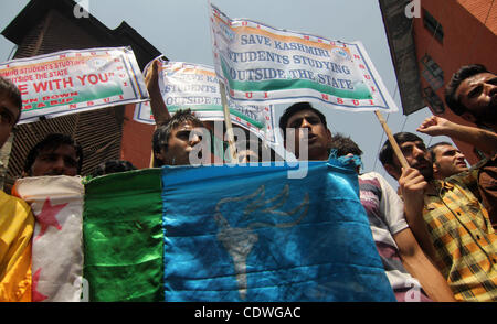 Les membres de l'Union Nationale des Étudiants de l'Inde (NSUI), l'aile étudiante du parti du Congrès, maintenir au cours de plycards agenist la protestation de l'Inde, principal parti d'opposition nationaliste hindou Bharatiya Janata Party (BJP) et organisation nationaliste hindou Rashtriya Swayamsevak Sangh (RSS) lors d'une prote Banque D'Images