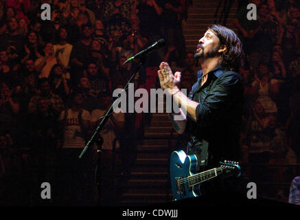 17 octobre 2011 - San Diego, Californie, USA - Dave Grohl des Foo Fighters rock band se produit à Viejas Arena au San San Diego State University le mardi 17 octobre, 2011. (Photo crédit : © K.C. ALFRED/ZUMA PRESS) Banque D'Images