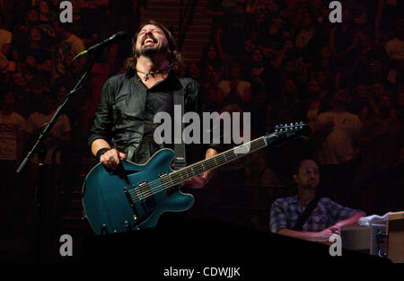 17 octobre 2011 - San Diego, Californie, USA - Dave Grohl des Foo Fighters rock band se produit à Viejas Arena au San San Diego State University le mardi 17 octobre, 2011. (Photo crédit : © K.C. ALFRED/ZUMA PRESS) Banque D'Images