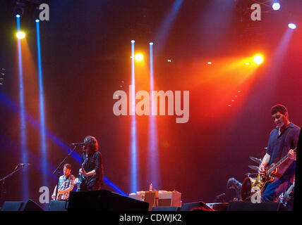 17 octobre 2011 - San Diego, Californie, USA - Dave Grohl des Foo Fighters rock band se produit à Viejas Arena au San San Diego State University le mardi 17 octobre, 2011. (Photo crédit : © K.C. ALFRED/ZUMA PRESS) Banque D'Images