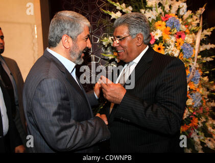 Le Président palestinien du bureau politique du Hamas, Khaled Meshaal visite l'ambassade d'Egypte à l'occasion de l'anniversaire de la révolution le 23 juillet au Caire le 25 juillet 2011. Photo par Majd Majd Banque D'Images