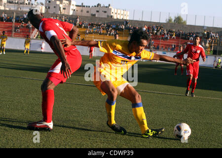 L'équipe palestinienne et l'équipe de Thaïlande lutte pour la balle durant leur Coupe du Monde FIFA 2014 football match de qualification au stade d'A-Ram, près de Jérusalem, le 28 juillet 2011. Photo par Issam Rimawi Banque D'Images