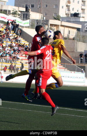 L'équipe palestinienne et l'équipe de Thaïlande lutte pour la balle durant leur Coupe du Monde FIFA 2014 football match de qualification au stade d'A-Ram, près de Jérusalem, le 28 juillet 2011. Photo par Issam Rimawi Banque D'Images