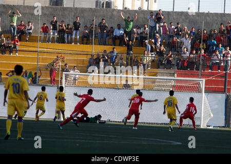 L'équipe palestinienne et l'équipe de Thaïlande lutte pour la balle durant leur Coupe du Monde FIFA 2014 football match de qualification au stade d'A-Ram, près de Jérusalem, le 28 juillet 2011. Photo par Issam Rimawi Banque D'Images