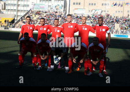 L'équipe de Thaïlande et de l'équipe palestinienne (invisible) lutte pour la balle durant leur Coupe du Monde FIFA 2014 football match de qualification au stade d'A-Ram, près de Jérusalem, le 28 juillet 2011. Photo par Issam Rimawi Banque D'Images