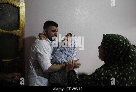 Bienvenue à nouveau prisonnier de Palestiniens Belal Baker libérés des prisons israéliennes au passage d'Erez dans le nord de la bande de Gaza, à la suite de leur libération au point de passage d'Erez par la police des frontières israélienne, 15 août 2011. Au total, deux prisonniers palestiniens ont été libérés après qu'ils aient fini leur prison Banque D'Images