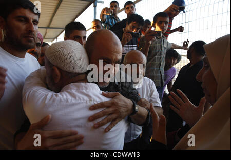 Bienvenue à nouveau prisonnier de Palestiniens Ahmed Abu El-Kass libérés des prisons israéliennes au passage d'Erez dans le nord de la bande de Gaza, à la suite de leur libération au point de passage d'Erez par la police des frontières israélienne, 15 août 2011. Au total, deux prisonniers palestiniens ont été libérés après qu'ils aient fini leur Banque D'Images