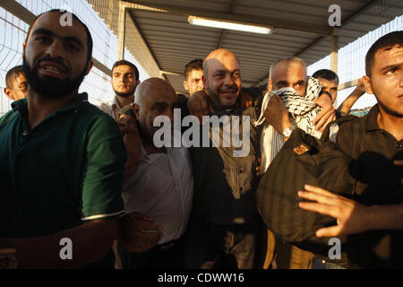 Bienvenue à nouveau prisonnier de Palestiniens Ahmed Abu El-Kass libérés des prisons israéliennes au passage d'Erez dans le nord de la bande de Gaza, à la suite de leur libération au point de passage d'Erez par la police des frontières israélienne, 15 août 2011. Au total, deux prisonniers palestiniens ont été libérés après qu'ils aient fini leur Banque D'Images