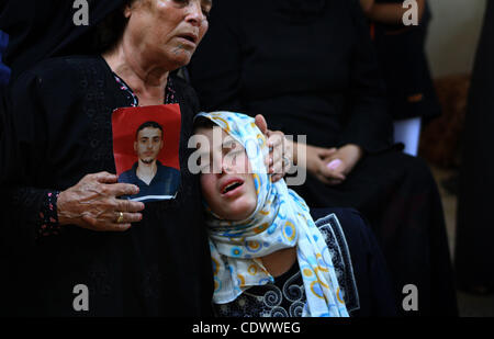 La soeur de militant du Jihad islamique palestinien Anwar Isleem seens (sur la photo) pleure lors de ses funérailles dans le camp de réfugiés de Bureij au centre de la bande de Gaza le 20 août 2011. Anwar Isleem et Emad Abu Aabdeh ont été tués au cours d'un bombardement israélien en réponse aux roquettes militant. Photo par Ashraf Banque D'Images