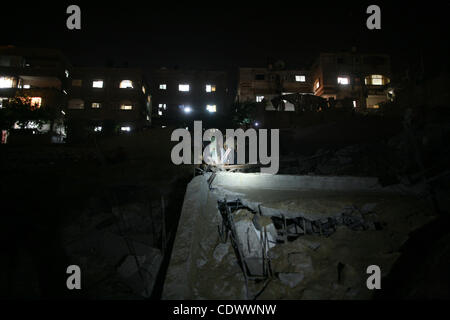 Palestiniens inspecter les dommages à un club après une frappe aérienne israélienne à Gaza, le 25 août, 2011. Raids aériens israéliens ont tué deux militants de Gaza, l'un un commandant local du groupe du Jihad islamique dans la bande de Gaza, et blessé quatre autres personnes qui ont tiré des roquettes sur Israël, en dépit d'un deux jours truc Banque D'Images