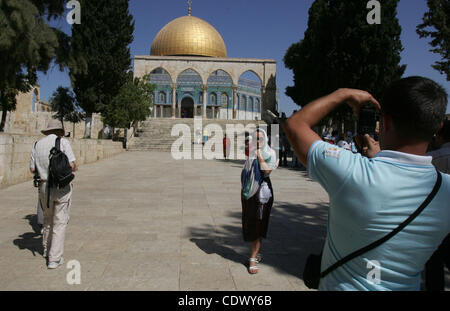 Un homme juif prend des photos du Dôme du Rocher (C) lors d'une visite par un groupe de juifs religieux de la mosquée Al-Aqsa sous protection de la police israélienne composé dans la vieille ville de Jérusalem, le 18 septembre 2011. Composé d'Al-Aqsa, troisième lieu saint de l'Islam de culte, est aussi sainte pour les Juifs qui s'y référer Banque D'Images