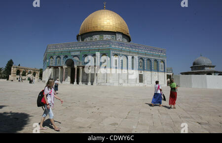 Un groupe de Juifs religieux promenades en face du Dôme du rocher sur une visite à la mosquée Al-Aqsa sous protection de la police israélienne composé dans la vieille ville de Jérusalem, le 18 septembre 2011. Le dôme du Rocher (C), troisième lieu saint de l'Islam Lieu de culte est vue dans le centre de l'enceinte d'Al-Aqsa qui est als Banque D'Images