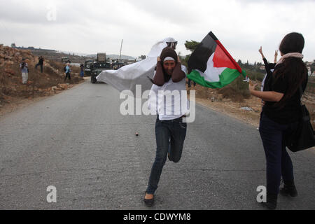 En images : le feu des soldats israéliens lors d'un affrontement avec des Palestiniens lors d'une manifestation hebdomadaire dans le village de Nabi Saleh, près de Ramallah, le 23 septembre 2011. Les forces de sécurité israéliennes étaient en alerte après la prière du vendredi, dans le cadre d'une grande mosquée musulmane à Jérusalem et dans les quartiers palestiniens Banque D'Images