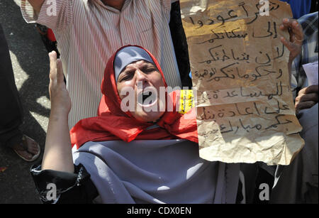 Le 7 octobre, 2011 - Le Caire, Égypte - des manifestants égyptiens prennent part à une manifestation hebdomadaire. Des milliers d'égyptiens ont protesté contre la décision des dirigeants militaires du pays de conserver le plus détesté des lois d'urgence utilisée tout au long du règne de l'ancien président Moubarak à donner à la police près de puissance incontestable Banque D'Images