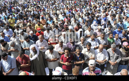 Des manifestants égyptiens assister à la prière du vendredi au cours d'une manifestation hebdomadaire de la place Tahrir, au Caire, Égypte, vendredi, 7 octobre 2011. Des milliers d'égyptiens ont protesté vendredi contre le pays les dirigeants militaires de décision de conserver le plus détesté des lois d'urgence utilisée tout au long du règne de l'ancien président Hosn Banque D'Images