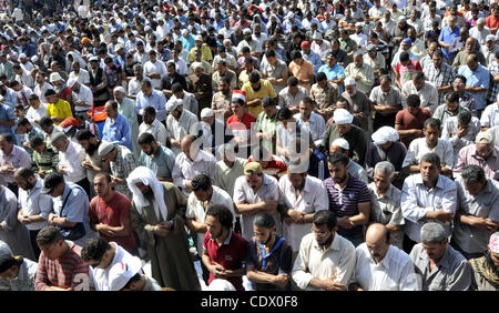 Des manifestants égyptiens assister à la prière du vendredi au cours d'une manifestation hebdomadaire de la place Tahrir, au Caire, Égypte, vendredi, 7 octobre 2011. Des milliers d'égyptiens ont protesté vendredi contre le pays les dirigeants militaires de décision de conserver le plus détesté des lois d'urgence utilisée tout au long du règne de l'ancien président Hosn Banque D'Images