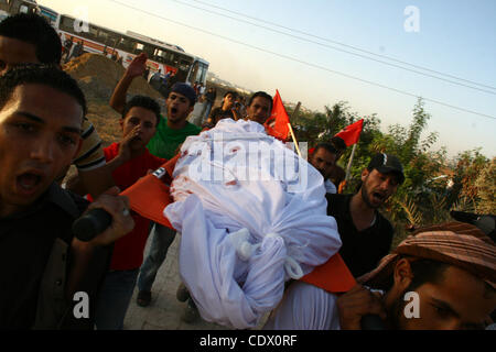 Transporter le corps du défunt palestinien d'Ahmed Azazmeh, tué dans une explosion, lors de ses funérailles à Beit Hanoun, près de passage d'Erez entre la bande de Gaza et Israël, le Lundi, Octobre 10, 2011. Les responsables palestiniens dans la bande de Gaza a déclaré une personne a été tuée lundi dans une explosion dans le nord b Banque D'Images