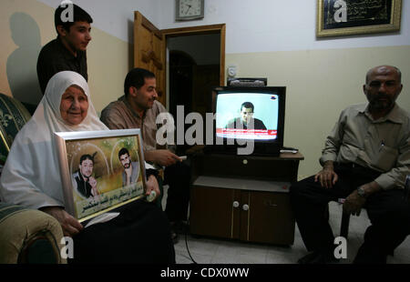 11 octobre 2011 - Khan Younis, dans la bande de Gaza - La famille du prisonnier Hassan Salame, regarder la télévision diffusant le discours du chef du Hamas Meshaal. Salame est l'un des fondateurs de la branche armée du Hamas, les Brigades Ezzedine al-Qassan et est le cerveau de plusieurs attentats meurtriers commis en Israël un Banque D'Images