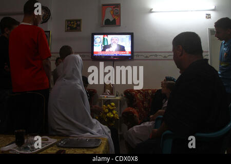 11 octobre 2011 - Deir al-Balah, dans la bande de Gaza - des proches de prisonnier palestinien Mohammed al-Falet, tenue dans une prison israélienne, s'asseoir dans leur maison dans la ville de Gaza, comme ils regardent une émission de télévision du chef du Hamas, K. Meshaal s'exprimant à Damas. Israël et le Hamas de Gaza, les dirigeants islamistes a convenu, le mardi t Banque D'Images