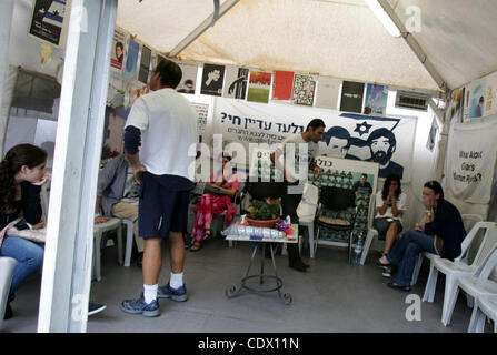 Les amis et partisans de Noam et Aviva Shalit, les parents du soldat israélien enlevé Gilad Shalit, capturé en 2006 par des militants du Hamas-alliés dans la bande de Gaza, se rassemblent à la protestation de la famille tente sur la 1,935e jour de captivité de leur fils à l'extérieur du Premier Ministre Benjamin Netanyahu a residen Banque D'Images