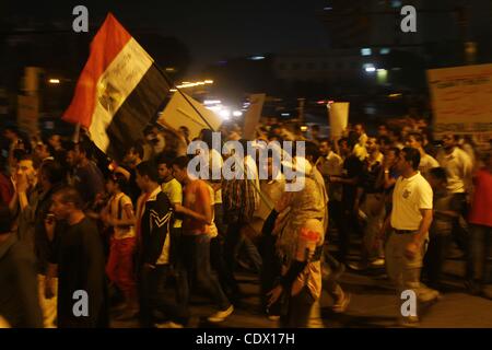 15 octobre 2011 - Le Caire, Le Caire, Égypte - près de 3 000 personnes en deuil égyptien se rassemblent dans la place Tahrir au Caire, le 15 octobre 2011, pour une veillée aux chandelles en l'honneur des chrétiens coptes parmi les 25 personnes tuées dans des affrontements en fin de semaine lors d'une manifestation au cours d'une attaque contre une église. La décision de l'Egypte a approuvé militaire Banque D'Images