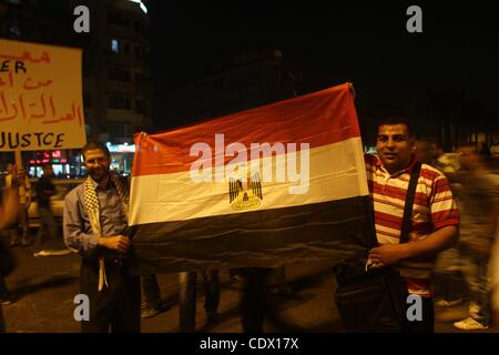 15 octobre 2011 - Le Caire, Le Caire, Égypte - près de 3 000 personnes en deuil égyptien se rassemblent dans la place Tahrir au Caire, le 15 octobre 2011, pour une veillée aux chandelles en l'honneur des chrétiens coptes parmi les 25 personnes tuées dans des affrontements en fin de semaine lors d'une manifestation au cours d'une attaque contre une église. La décision de l'Egypte a approuvé militaire Banque D'Images