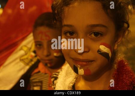 15 octobre 2011 - Le Caire, Le Caire, Égypte - près de 3 000 personnes en deuil égyptien se rassemblent dans la place Tahrir au Caire, le 15 octobre 2011, pour une veillée aux chandelles en l'honneur des chrétiens coptes parmi les 25 personnes tuées dans des affrontements en fin de semaine lors d'une manifestation au cours d'une attaque contre une église. La décision de l'Egypte a approuvé militaire Banque D'Images