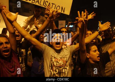 15 octobre 2011 - Le Caire, Le Caire, Égypte - près de 3 000 personnes en deuil égyptien se rassemblent dans la place Tahrir au Caire, le 15 octobre 2011, pour une veillée aux chandelles en l'honneur des chrétiens coptes parmi les 25 personnes tuées dans des affrontements en fin de semaine lors d'une manifestation au cours d'une attaque contre une église. La décision de l'Egypte a approuvé militaire Banque D'Images