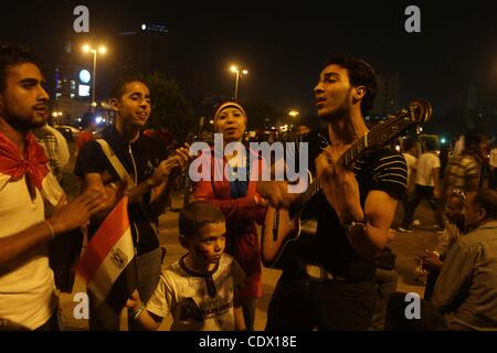 15 octobre 2011 - Le Caire, Le Caire, Égypte - près de 3 000 personnes en deuil égyptien se rassemblent dans la place Tahrir au Caire, le 15 octobre 2011, pour une veillée aux chandelles en l'honneur des chrétiens coptes parmi les 25 personnes tuées dans des affrontements en fin de semaine lors d'une manifestation au cours d'une attaque contre une église. La décision de l'Egypte a approuvé militaire Banque D'Images