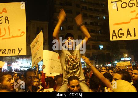 15 octobre 2011 - Le Caire, Le Caire, Égypte - près de 3 000 personnes en deuil égyptien se rassemblent dans la place Tahrir au Caire, le 15 octobre 2011, pour une veillée aux chandelles en l'honneur des chrétiens coptes parmi les 25 personnes tuées dans des affrontements en fin de semaine lors d'une manifestation au cours d'une attaque contre une église. La décision de l'Egypte a approuvé militaire Banque D'Images