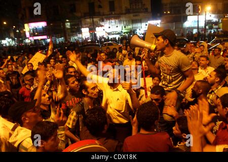 15 octobre 2011 - Le Caire, Le Caire, Égypte - près de 3 000 personnes en deuil égyptien se rassemblent dans la place Tahrir au Caire, le 15 octobre 2011, pour une veillée aux chandelles en l'honneur des chrétiens coptes parmi les 25 personnes tuées dans des affrontements en fin de semaine lors d'une manifestation au cours d'une attaque contre une église. La décision de l'Egypte a approuvé militaire Banque D'Images