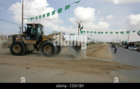 17 octobre 2011 - Rafah, bande de Gaza, territoire palestinien - un partisan du Hamas palestinien se bloque comme décoration drapeaux islamique vert en vue de la prochaine d'échange de prisonniers, à l'entrée de la frontière de Rafah, au sud de la bande de Gaza, le Lundi, Octobre 17, 2011. L'échange entre Israël et le Hamas dans l'étude whi Banque D'Images