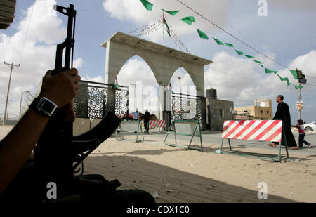 17 octobre 2011 - Rafah, bande de Gaza, territoire palestinien - un partisan du Hamas palestinien se bloque comme décoration drapeaux islamique vert en vue de la prochaine d'échange de prisonniers, à l'entrée de la frontière de Rafah, au sud de la bande de Gaza, le Lundi, Octobre 17, 2011. L'échange entre Israël et le Hamas dans l'étude whi Banque D'Images