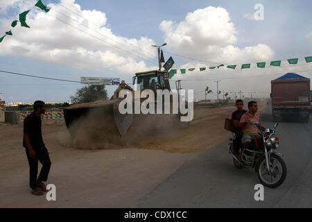 17 octobre 2011 - Rafah, bande de Gaza, territoire palestinien - les Palestiniens se rassemblent à la frontière de Rafah dans le sud de la bande de Gaza, le 17 octobre 2011, durant les préparatifs de la libération de prisonniers à un swap qui devrait avoir lieu le mardi. Le Hamas a préparé un héros à Gaza pour Banque D'Images