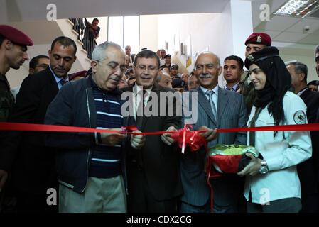 26 octobre 2011 - Jéricho, en Cisjordanie, territoire palestinien - Le Premier ministre palestinien Salam Fayyad assiste à la cérémonie d'ouverture pour les dates exposition à al-Estqlal Université dans la ville cisjordanienne de Jéricho, le 26,2011. Photo par Mustafa Abu Dayeh (crédit Image : © Mustafa Abu Dayeh/Apaimages AP Banque D'Images