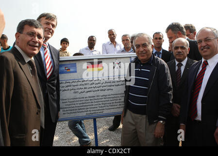 26 octobre 2011 - Jéricho, en Cisjordanie, territoire palestinien - Le Premier ministre palestinien Salam Fayyad et le Jayutz Lengenthal allemand représentant, placer la première pierre pour le centre de santé dans la ville cisjordanienne de Jéricho, le 26,2011. Photo par Mustafa Abu Dayeh (crédit Image : © Mustafa Banque D'Images