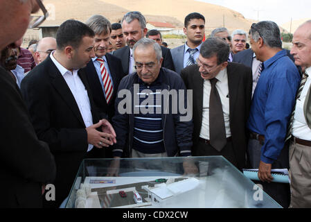 26 octobre 2011 - Jéricho, en Cisjordanie, territoire palestinien - Le Premier ministre palestinien Salam Fayyad et le Jayutz Lengenthal allemand représentant, placer la première pierre pour le centre de santé dans la ville cisjordanienne de Jéricho, le 26,2011. Photo par Mustafa Abu Dayeh (crédit Image : © Mustafa Banque D'Images