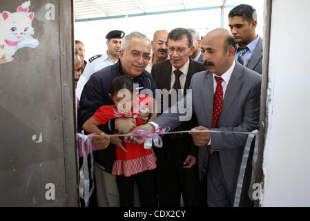 26 octobre 2011 - Jéricho, en Cisjordanie, territoire palestinien - Le Premier ministre palestinien Salam Fayyad atteds l'ouverture de nouveaux projets dans la ville cisjordanienne de Jéricho, le 26,2011. Photo par Mustafa Abu Dayeh (crédit Image : © Mustafa Abu Dayeh/Apaimages ZUMAPRESS.com)/Images APP Banque D'Images