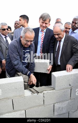 26 octobre 2011 - Jéricho, en Cisjordanie, territoire palestinien - Le Premier ministre palestinien Salam Fayyad et le Jayutz Lengenthal allemand représentant, placer la première pierre pour le centre de santé dans la ville cisjordanienne de Jéricho, le 26,2011. Photo par Mustafa Abu Dayeh (crédit Image : © Mustafa Banque D'Images