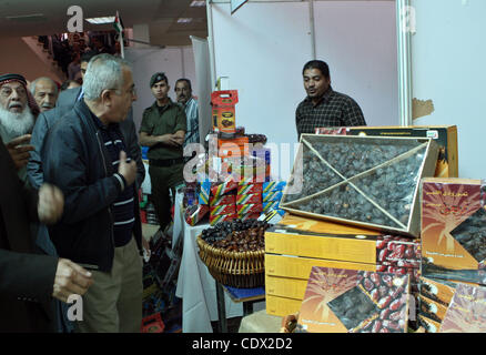 26 octobre 2011 - Jéricho, en Cisjordanie, territoire palestinien - Le Premier ministre palestinien Salam Fayyad assiste à la cérémonie d'ouverture pour les dates exposition à al-Estqlal Université dans la ville cisjordanienne de Jéricho, le 26,2011. Photo par Mustafa Abu Dayeh (crédit Image : © Mustafa Abu Dayeh/Apaimages  UN Banque D'Images